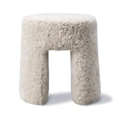 Sittpuffar-Fredericia Furniture Sequoia sittpuff, Fårskinn moonlight